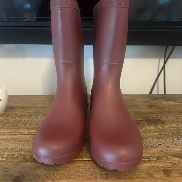 UGG Maroon Waterproof Boots - Picture 2 of 3